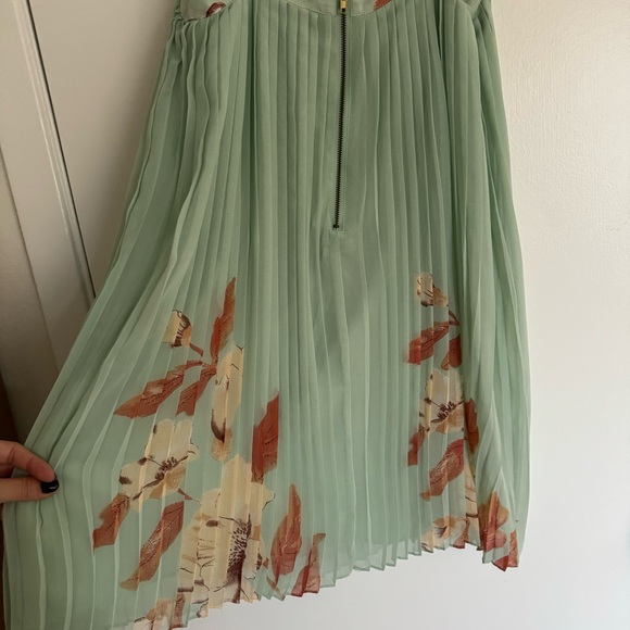 Accordion pleated floral mini dress - Picture 7 of 10